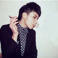 男生抽烟伤感头像 抽烟的男生最迷人