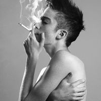 男生抽烟伤感头像 抽烟的男生最迷人