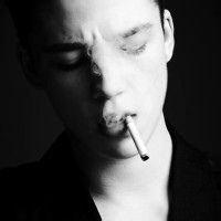 男生抽烟伤感头像 抽烟的男生最迷人