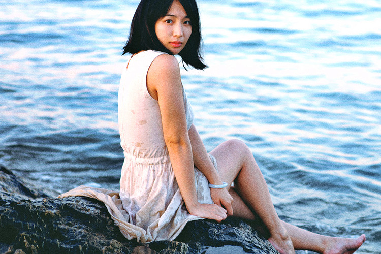 小清新美女蓝色系海边美景清新图