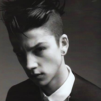 随意生活的微信男生头像 我们都没有特别爱谁