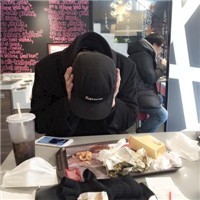 简洁微信头像男2015 我怕爱会荒芜却只能浇灌孤独的泪