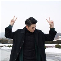 简洁微信头像男2015 我怕爱会荒芜却只能浇灌孤独的泪