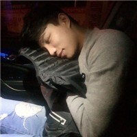 简洁微信头像男2015 我怕爱会荒芜却只能浇灌孤独的泪