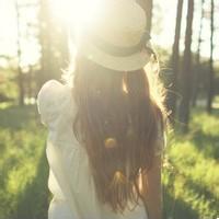 微信头像女生背影带帽长发在绿草原 你的名字伴我生老病死