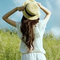 微信头像女生背影带帽长发在绿草原 你的名字伴我生老病死