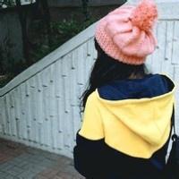 微信头像女生背影带帽长发在绿草原 你的名字伴我生老病死