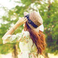 微信头像女生背影带帽长发在绿草原 你的名字伴我生老病死