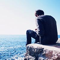 男生意境海边微信头像 一个人看海有点寂寥