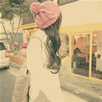 微信头像女生背影带帽长发在绿草原 你的名字伴我生老病死