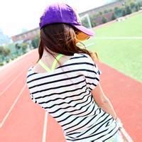 微信头像女生背影带帽长发在绿草原 你的名字伴我生老病死