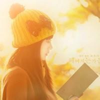 微信头像女生背影带帽长发在绿草原 你的名字伴我生老病死