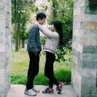 高调秀恩爱的情侣头像两个人的 穿情侣装的情侣头像两人两张