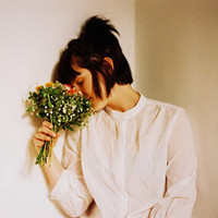 微信头像女生唯美侧面带花最新版 话一旦说多就变得肤浅