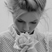 微信头像女生唯美侧面带花最新版 话一旦说多就变得肤浅