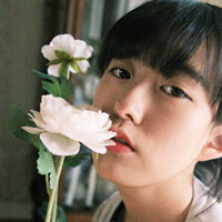 微信头像女生唯美侧面带花最新版 话一旦说多就变得肤浅