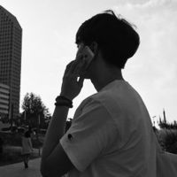 微信头像男生背影黑白伤感落寞的 思念已成烟被吹散