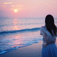 微信女生海边头像 真的好想去陪你看海。