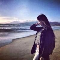 微信女生海边头像 真的好想去陪你看海。
