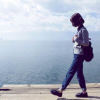 微信女生海边头像 真的好想去陪你看海。