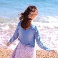微信女生海边头像 真的好想去陪你看海。