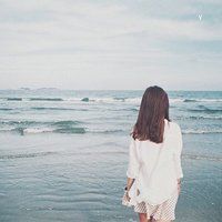 微信女生海边头像 真的好想去陪你看海。