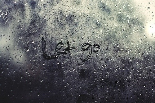 凄凉伤感微信图片  年轻的我们总有很多东西无法挽留