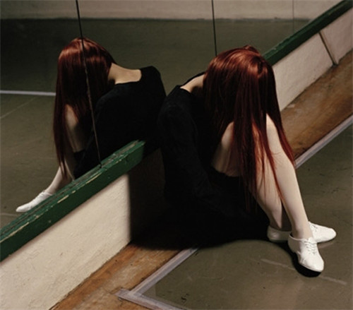 女生伤感图片微茶网精选  你听寂寞在唱歌