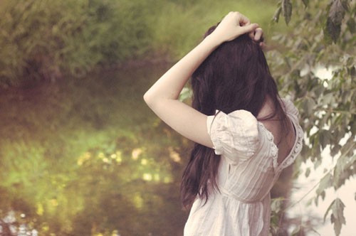 女生伤感图片微茶网精选  你听寂寞在唱歌