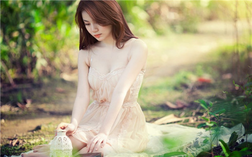 女生伤感图片微茶网精选  你听寂寞在唱歌