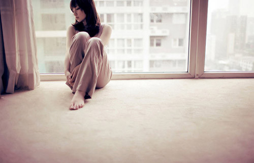 女生伤感图片微茶网精选  你听寂寞在唱歌