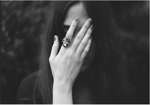 好看的黑白非主流伤感图片  愿我们来生生活在同一个城市