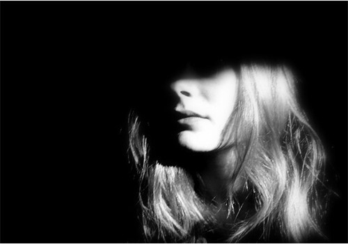 好看的黑白非主流伤感图片  愿我们来生生活在同一个城市