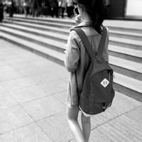 微信背影女生黑白头像  眼前的黑不是黑