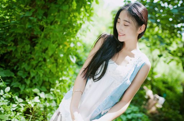 小清新美女图片  爱就要放手,放手给他碧海蓝天
