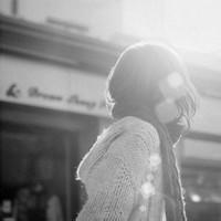 微信背影女生黑白头像  眼前的黑不是黑