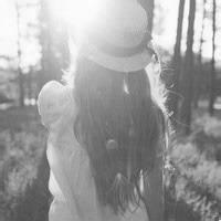 微信背影女生黑白头像  眼前的黑不是黑