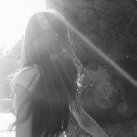 微信背影女生黑白头像  眼前的黑不是黑