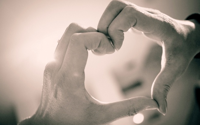 心形手势的图片  hands of love
