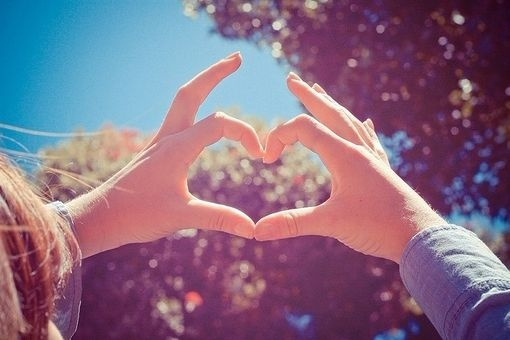 心形手势的图片  hands of love