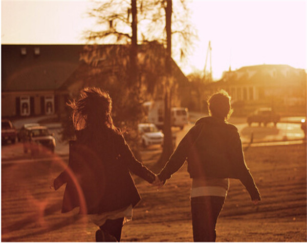 幸福情侣牵手图片  好难得,遇见了对的人