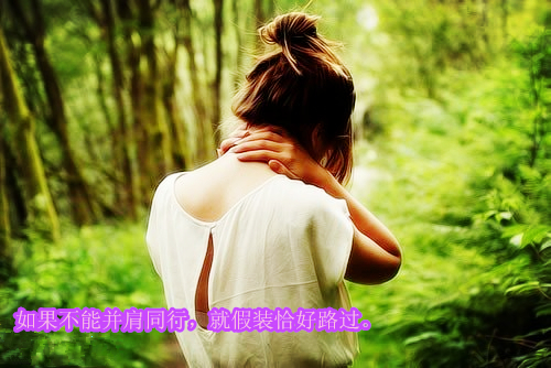 伤感女生意境文字图片  心里有座坟,葬着未亡人