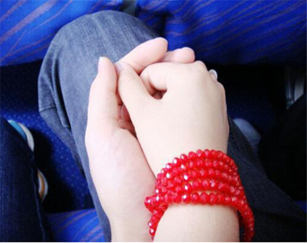 幸福情侣牵手图片  好难得,遇见了对的人