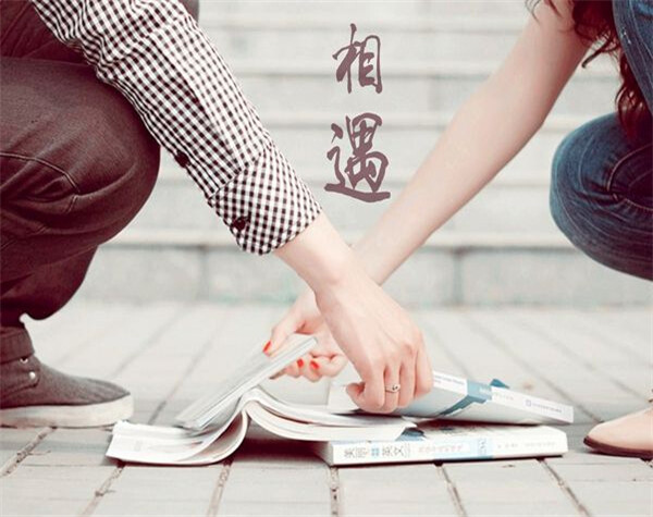 幸福情侣牵手图片  好难得，遇见了对的人