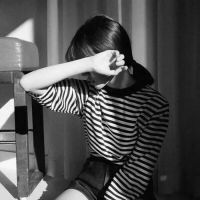 黑白女生个性微信头像  那种不可言喻的伤悲