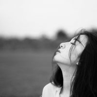 黑白女生个性微信头像  那种不可言喻的伤悲