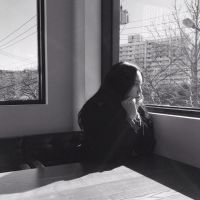 黑白女生个性微信头像  那种不可言喻的伤悲