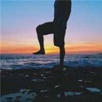 微信头像男生背影帅气全身  爱旅游的男生背影微信头像