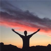 微信头像男生背影帅气全身  爱旅游的男生背影微信头像