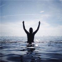 微信头像男生背影帅气全身  爱旅游的男生背影微信头像